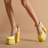 – Plateau-Pumps aus Satin mit eckiger Zehenpartie und dicker Sohle aus Kristall - Gelb